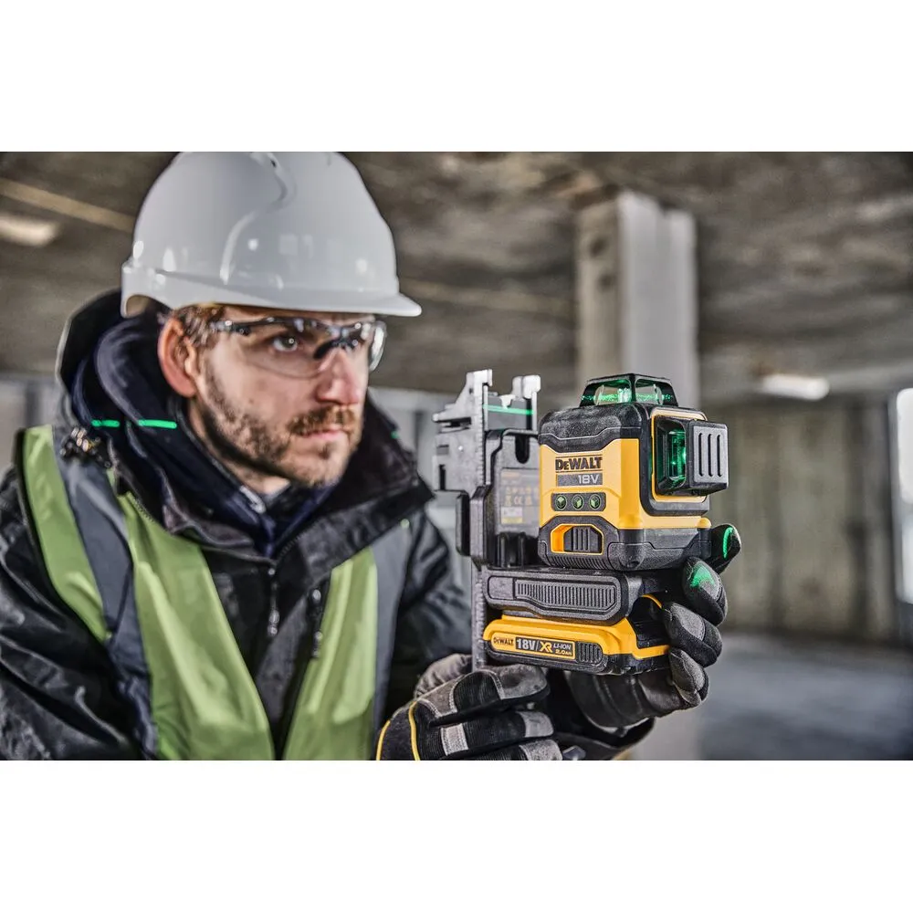 Pildil on töömees, kes hoiab DeWalt ristlaserit ja kinnitab selle akule.