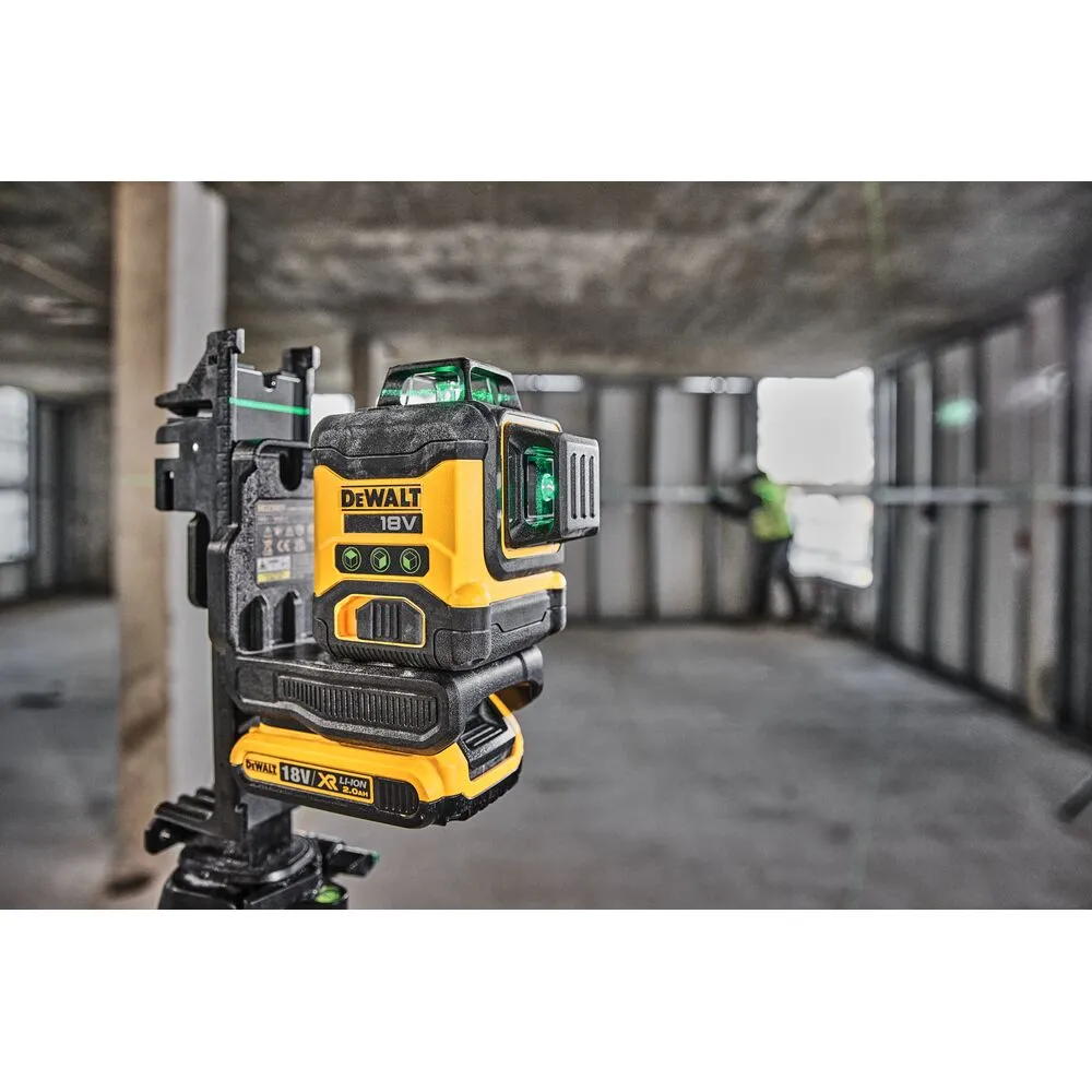 Pildil on näha DeWalt 18V ristlaser, mis on kinnitatud statiivi külge ehitusobjektil.