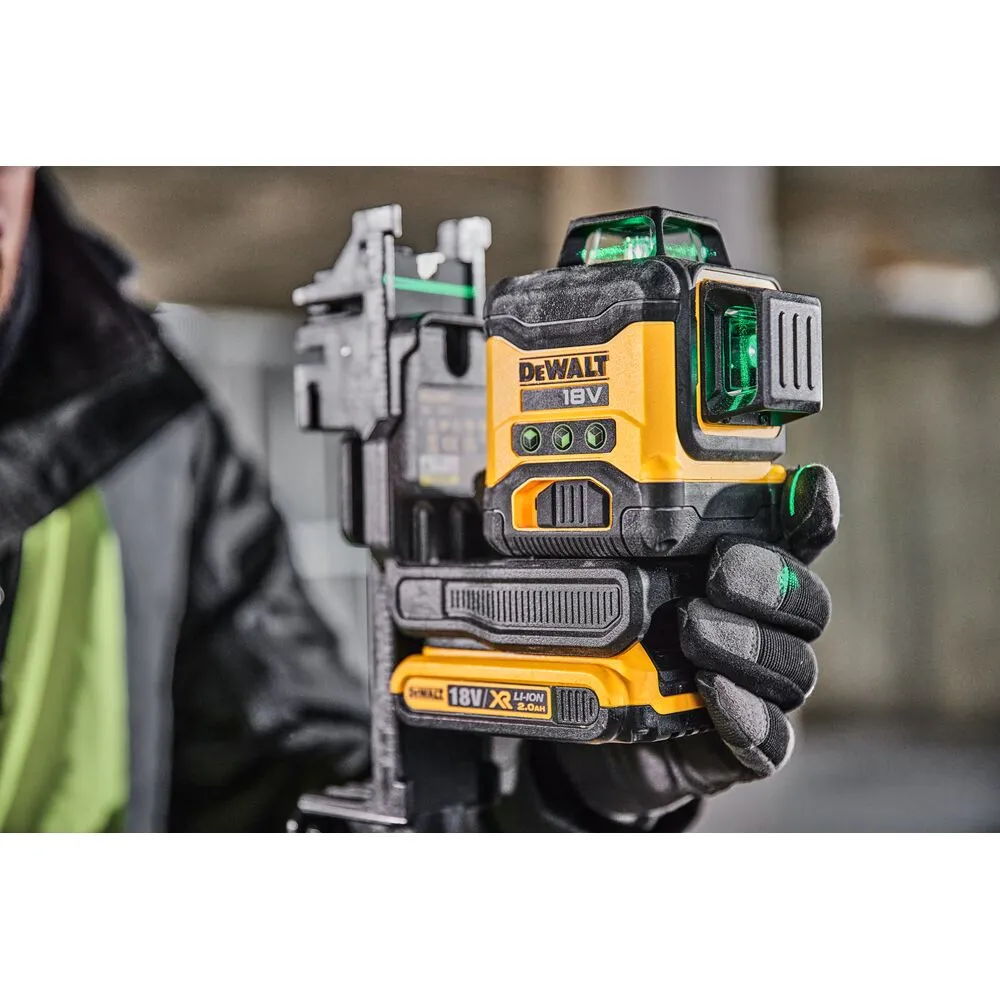 Pildil on näha DeWalt 18V ristlaser, mida hoiab käes inimene kaitsekinnastes.