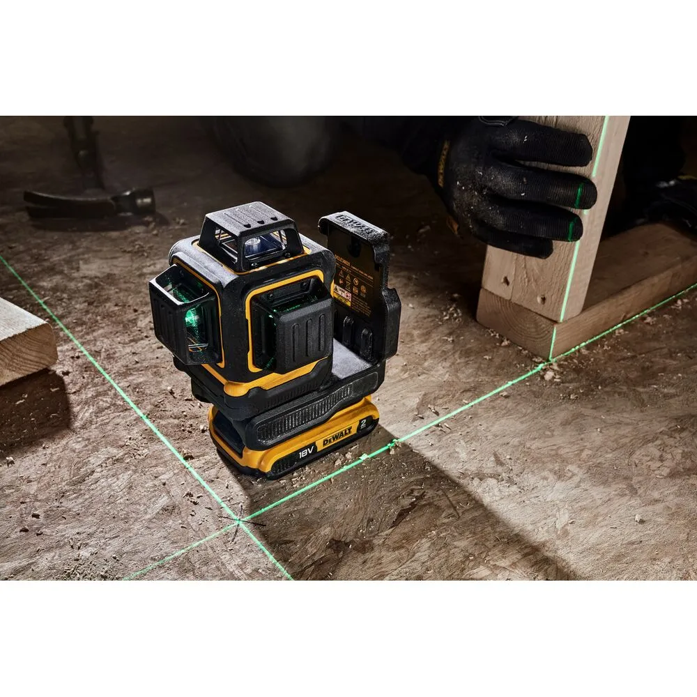 Pildil on näha DeWalt ristlaser DCLE34031N koos roheliste laserjoontega, mida kasutatakse ehitusplatsil.