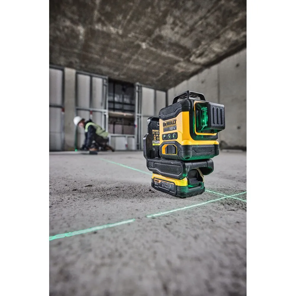 Pildil on näha DeWalt ristlaser, mis on paigutatud ehitusplatsile, projitseerides rohelisi laserjooni.