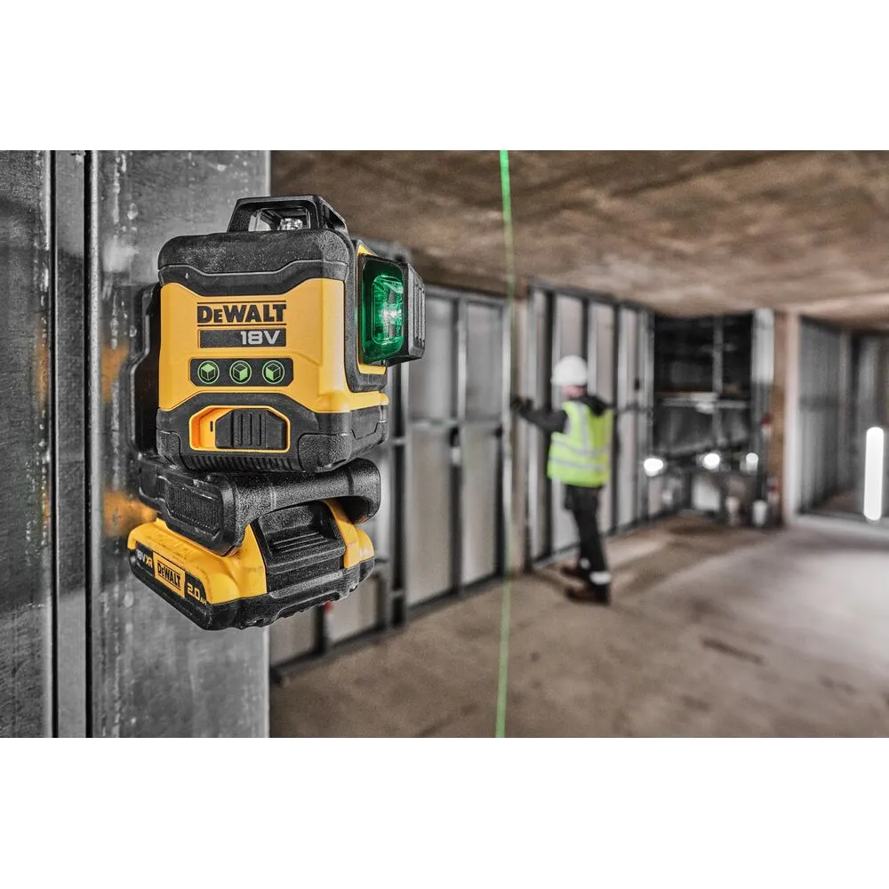 Pildil on DeWalt ristlaser DCLE34031N, mis tööriista kinnituse külge kinnitatuna näitab tööobjektile rohelist laserjoont...