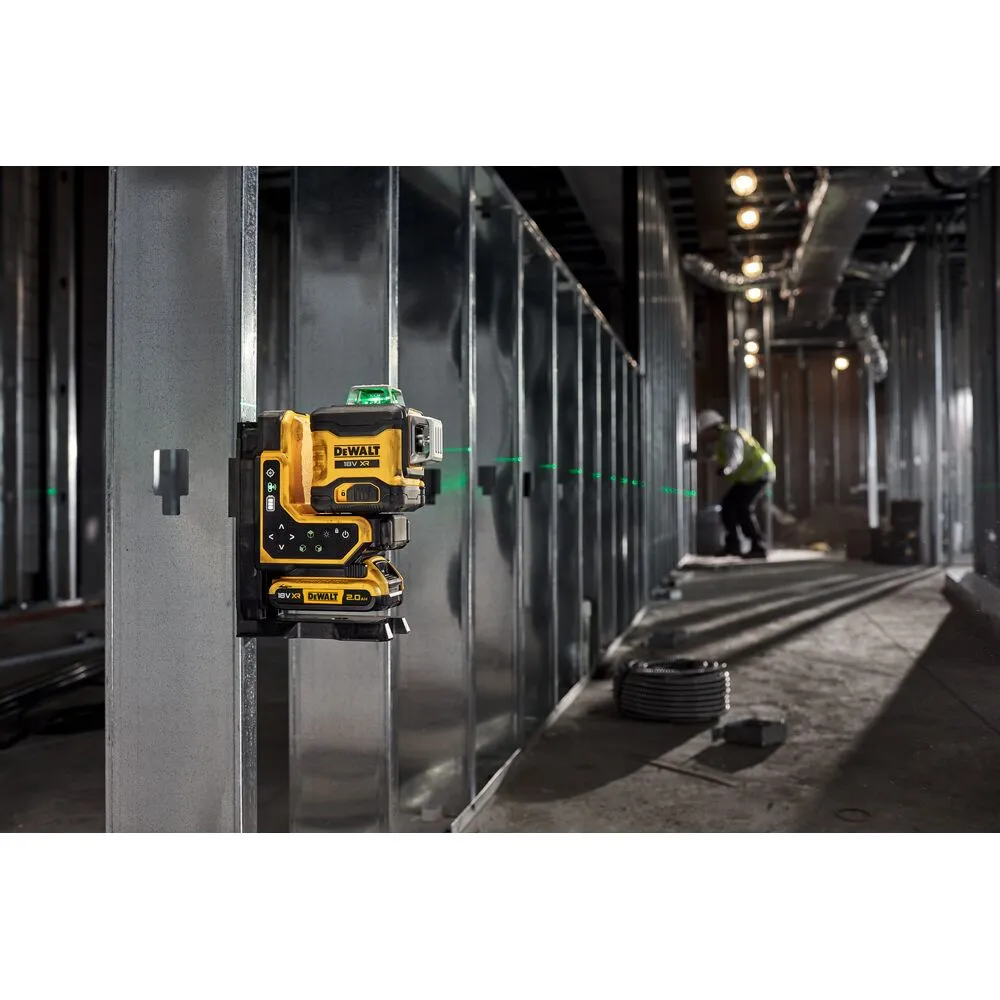 Pildil on näha DeWalt ristlaser, mis on paigaldatud metallkarkassile ehitusobjektil, kus töötab ehitaja.