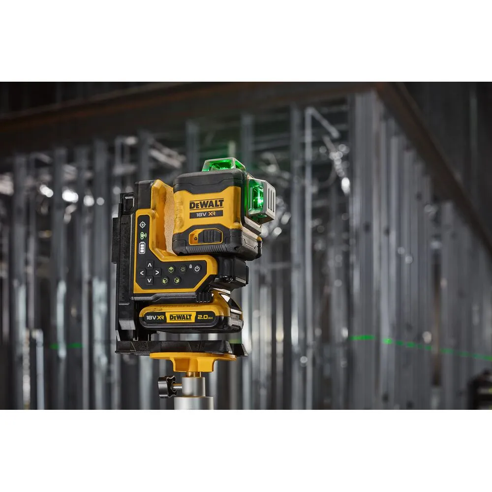 Pildil on kujutatud DeWalt ristlaser, mis on paigaldatud statiivile ja projitseerib rohelisi laserjooni metallist...