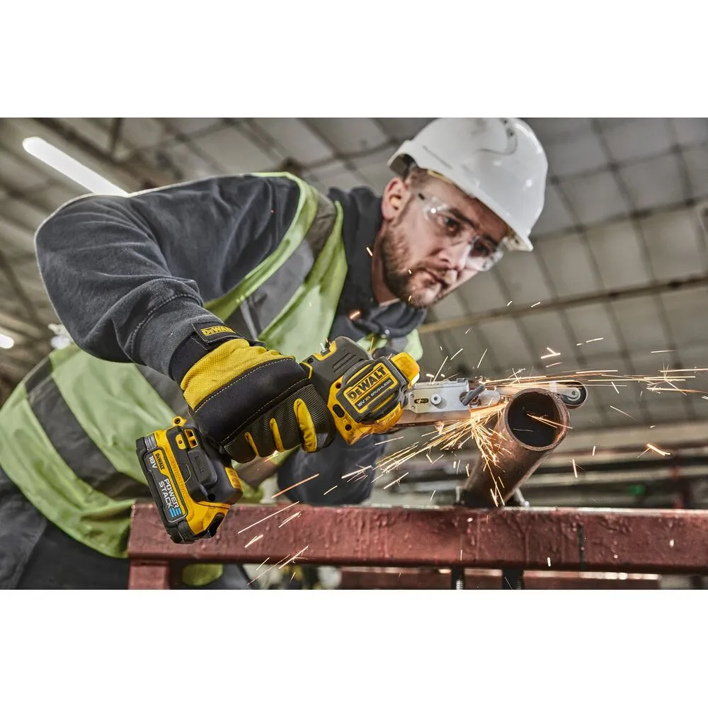 Pildil on töömees, kes kasutab DeWalt akulintlihvija DCM200E2T, et lihvida metalltoru, tekitades sädemeid.