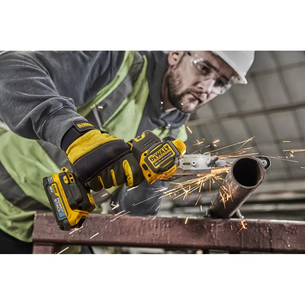 Pildil näeme meest, kes kasutab DeWalt akulintlihvjat DCM200E2T, et lihvida metalltoru, tekitades sädemeid.