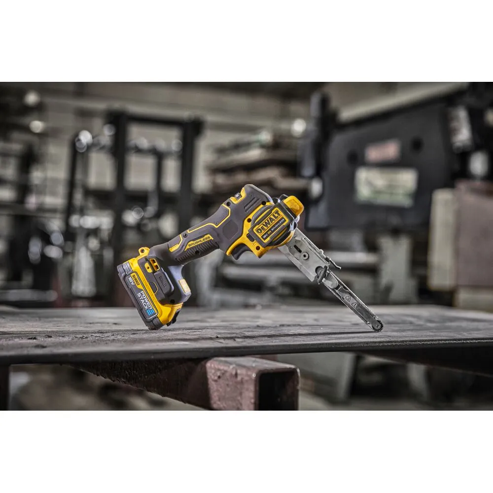 Pildil on DeWalt akulintlihvija, mis on asetatud metallpinnale ning taustal on tööstuslik keskkond.