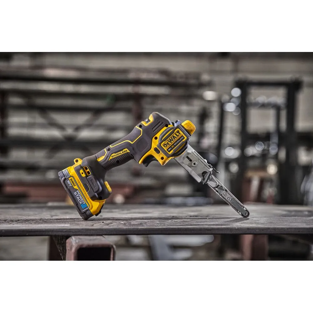 Pildil on DeWalt akulintlihvija DCM200E2T, mis on paigutatud metallist tööpinnal.