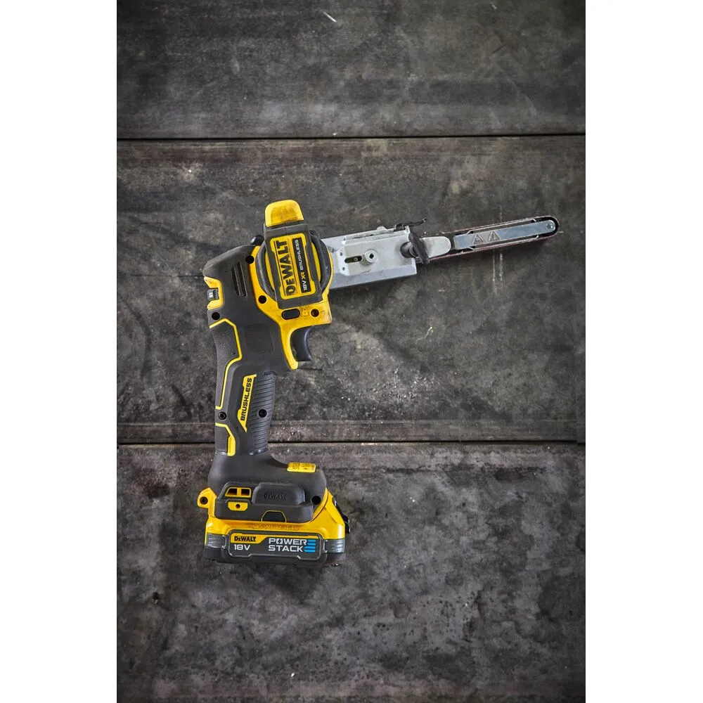 Pildil on DeWalt akulintlihvija DCM200E2T, mis on paigutatud tumedale puidupinnale.