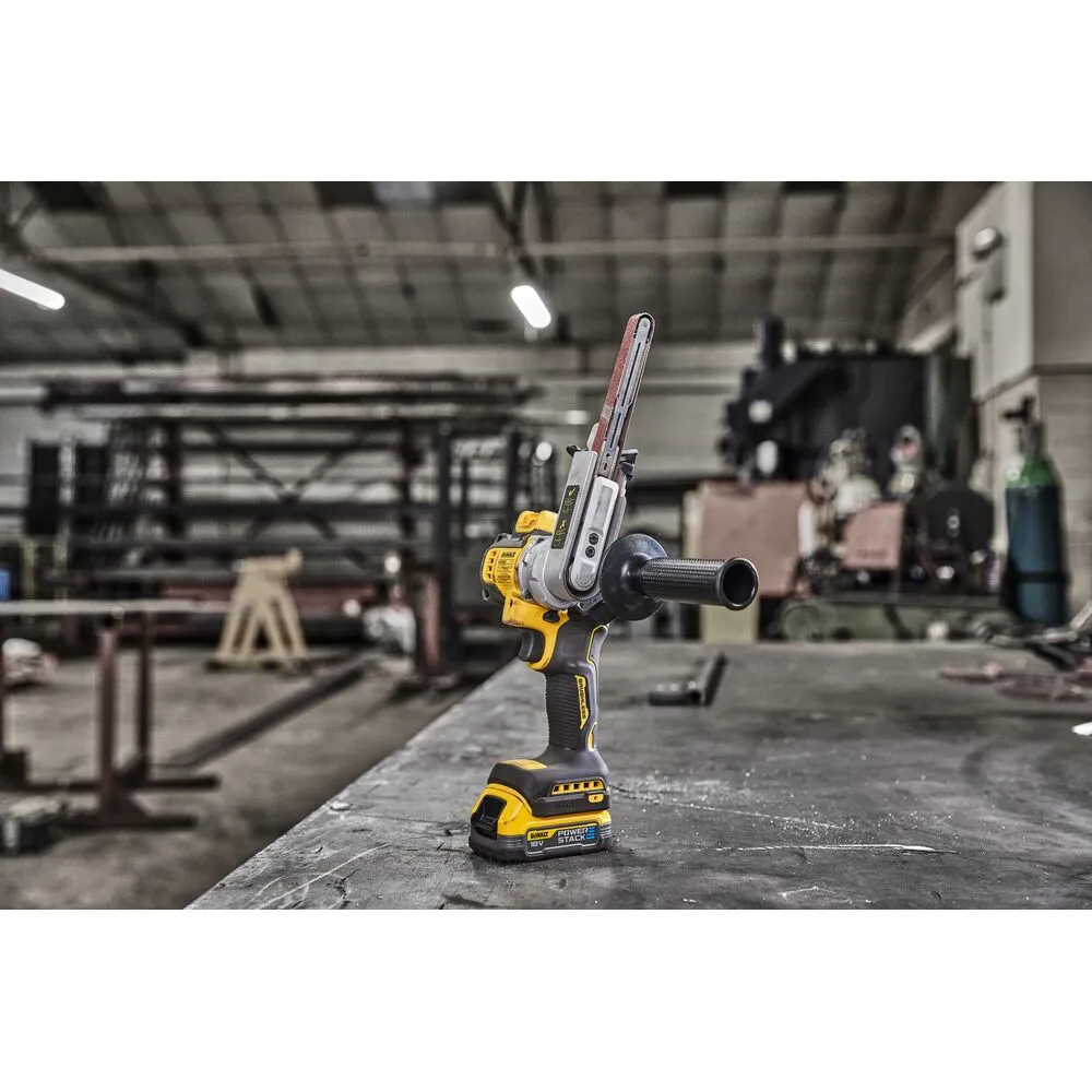 Pildil on DeWalt akulintlihvija DCM200E2T, mis seisab metallpinnal tööstuslikus keskkonnas.