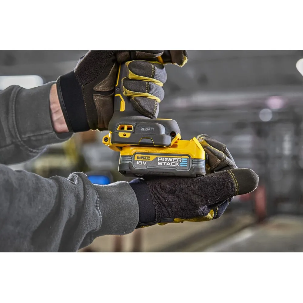 Pildil on DeWalt akulintlihvija DCM200E2T, mida hoitakse käte vahel.