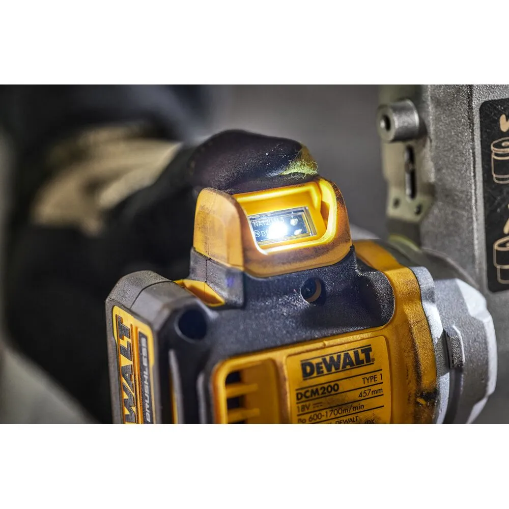 Pildil on DeWalt akulintlihvija DCM200E2T detail, millel on nähtav silt, mis on suunatud kasutaja suunas, ning selle...