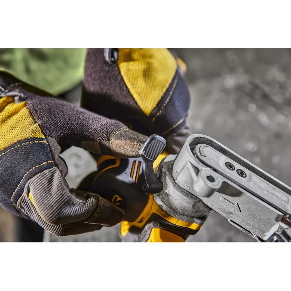 Pildil on DeWalt akulintlihvija DCM200E2T, mida hoitakse kollaste kinnastega kätega.
