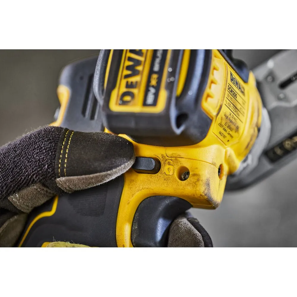 Pildil on näha DeWalt akulintlihvija DCM200E2T käepidet, millel on peal DeWalt logo ning mis on kasutaja kinnastega käes.