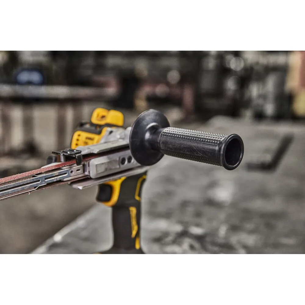 Pildil on DeWalt akulintlihvija DCM200E2T, mida on näha tööstuslikus keskkonnas.