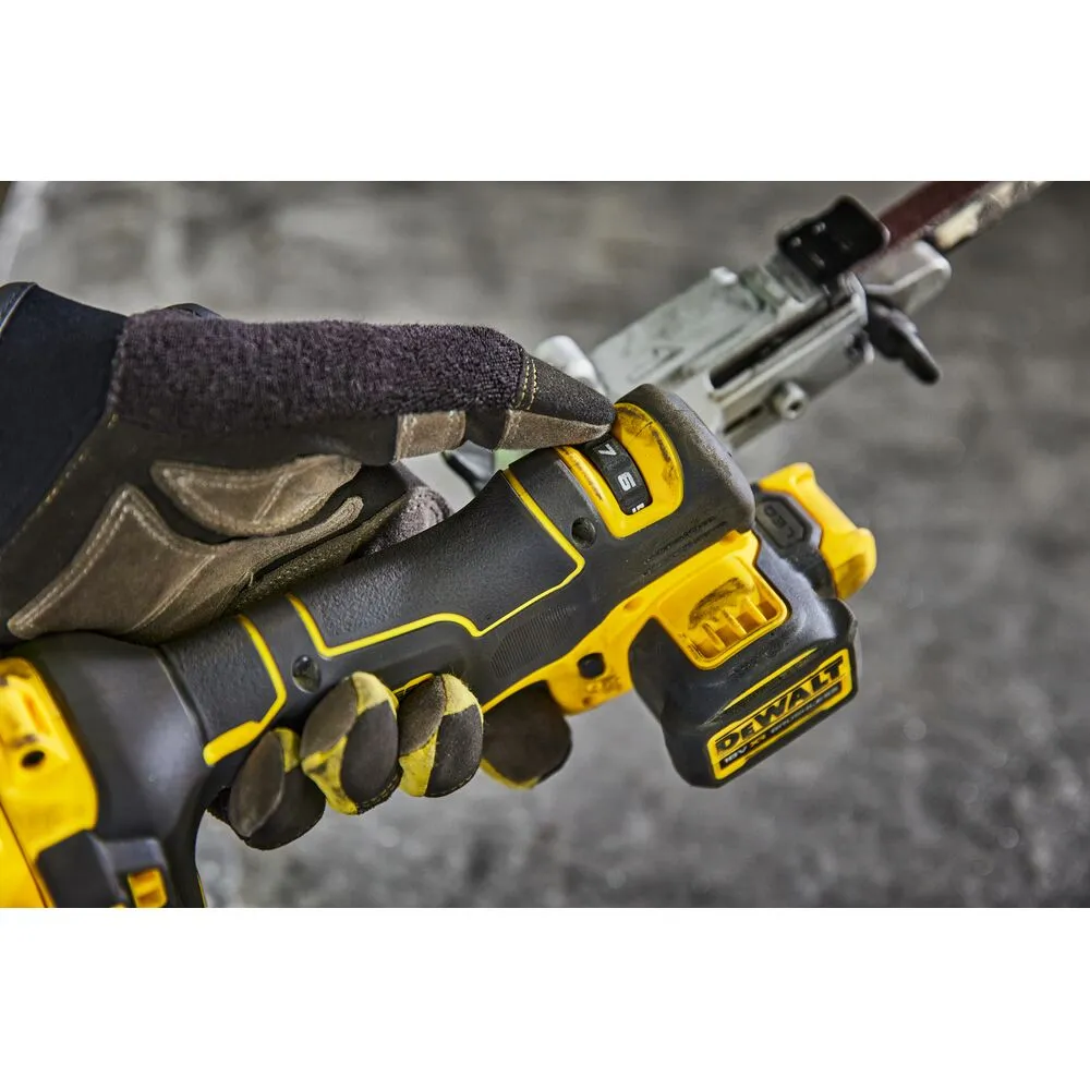 Pildil on DeWalt akulintlihvija DCM200NT, mida hoitakse töökindates käes ja millel on nähtaval kiirusenäidik.