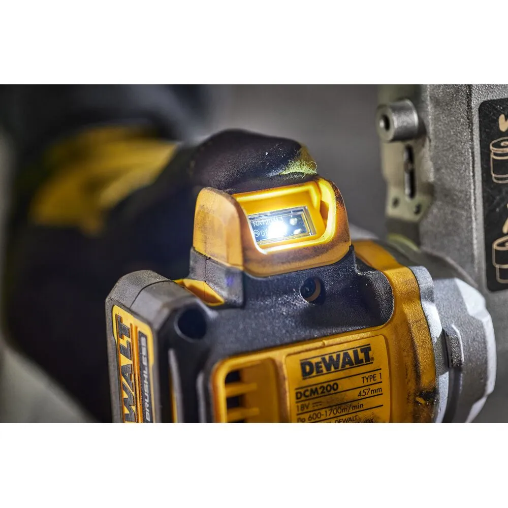 Pildil on detailne vaade DeWalt akulintlihvija DCM200NT-le, mis on osaliselt nähtav koos selgelt nähtava mudeli ja tootja...