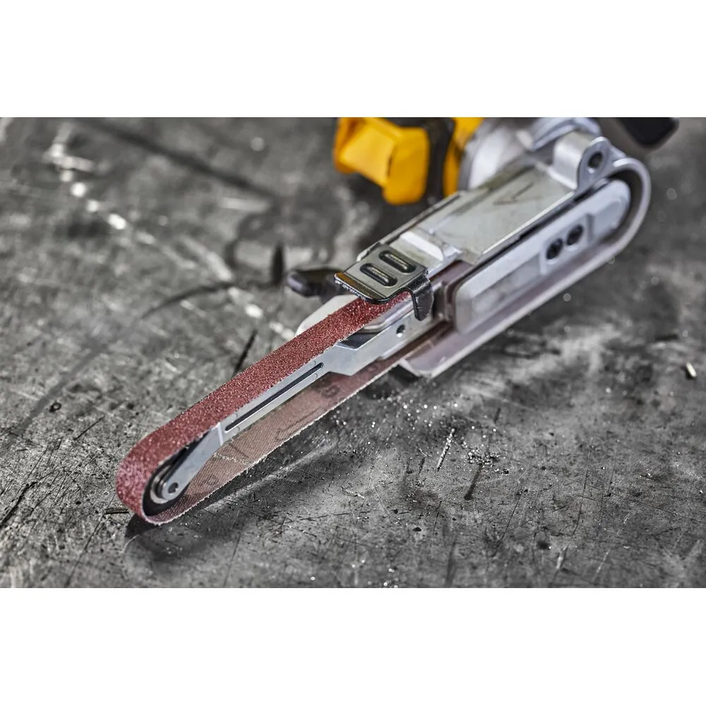 Pildil on DeWalt akulintlihvija DCM200NT, mis on asetatud tööpinnale ja mille lihvlindi ots paistab selgelt.