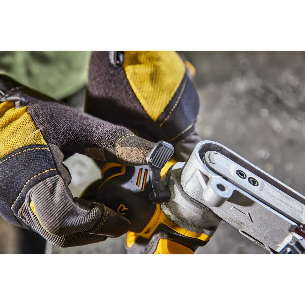 Pildil on näha musta ja kollase DeWalt akulintlihvija DCM200NT käepide, mida kannab professionaalsete kinnastega käsi.