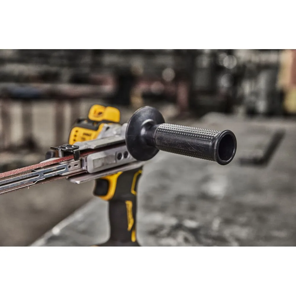 Pildil on DeWalt akulintlihvija DCM200NT, kus on näha mustast kummist käepidet ja lihvlinti.