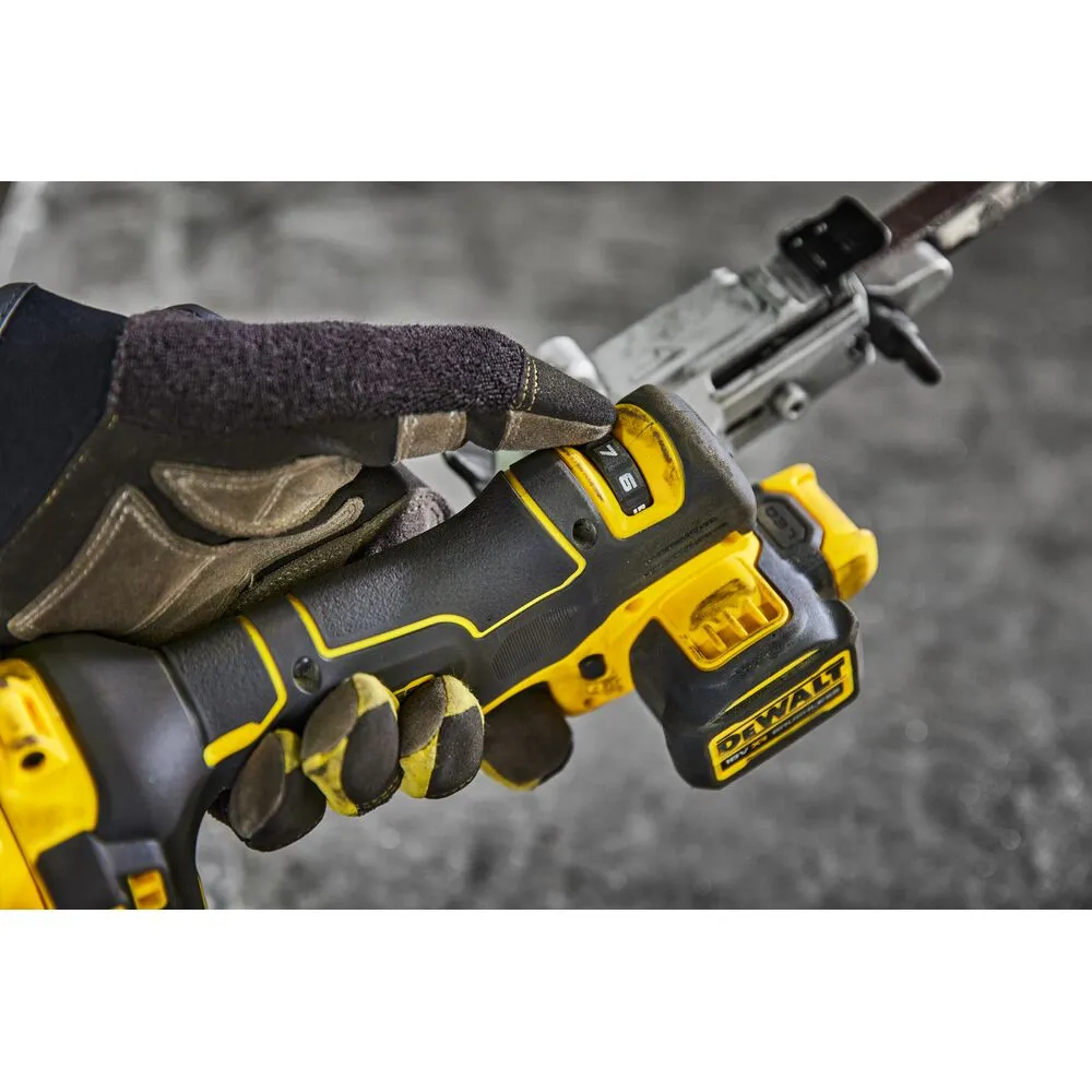 Pildil on DeWalt akulintlihvija DCM200N, millel on töötaja käes kinnas.