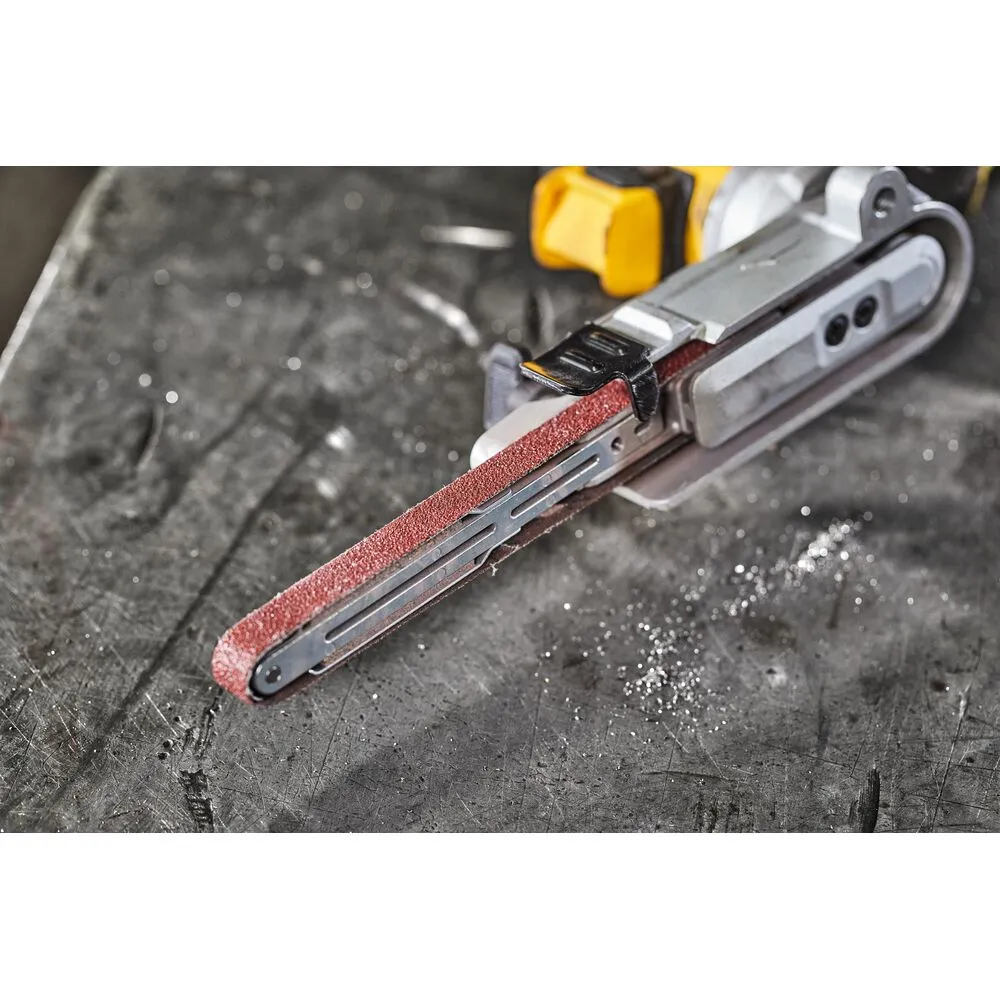 Pildil on DeWalt akulintlihvija DCM200N, millel on punane lihvlindi külge kinnitatud.