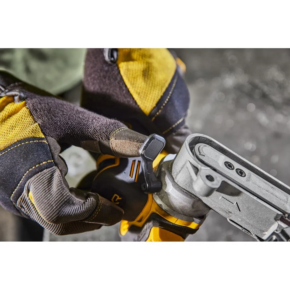 Pildil on DeWalt akulintlihvija DCM200N, mille kasutaja kannab kindaid ja hoiab lihvijat käes.