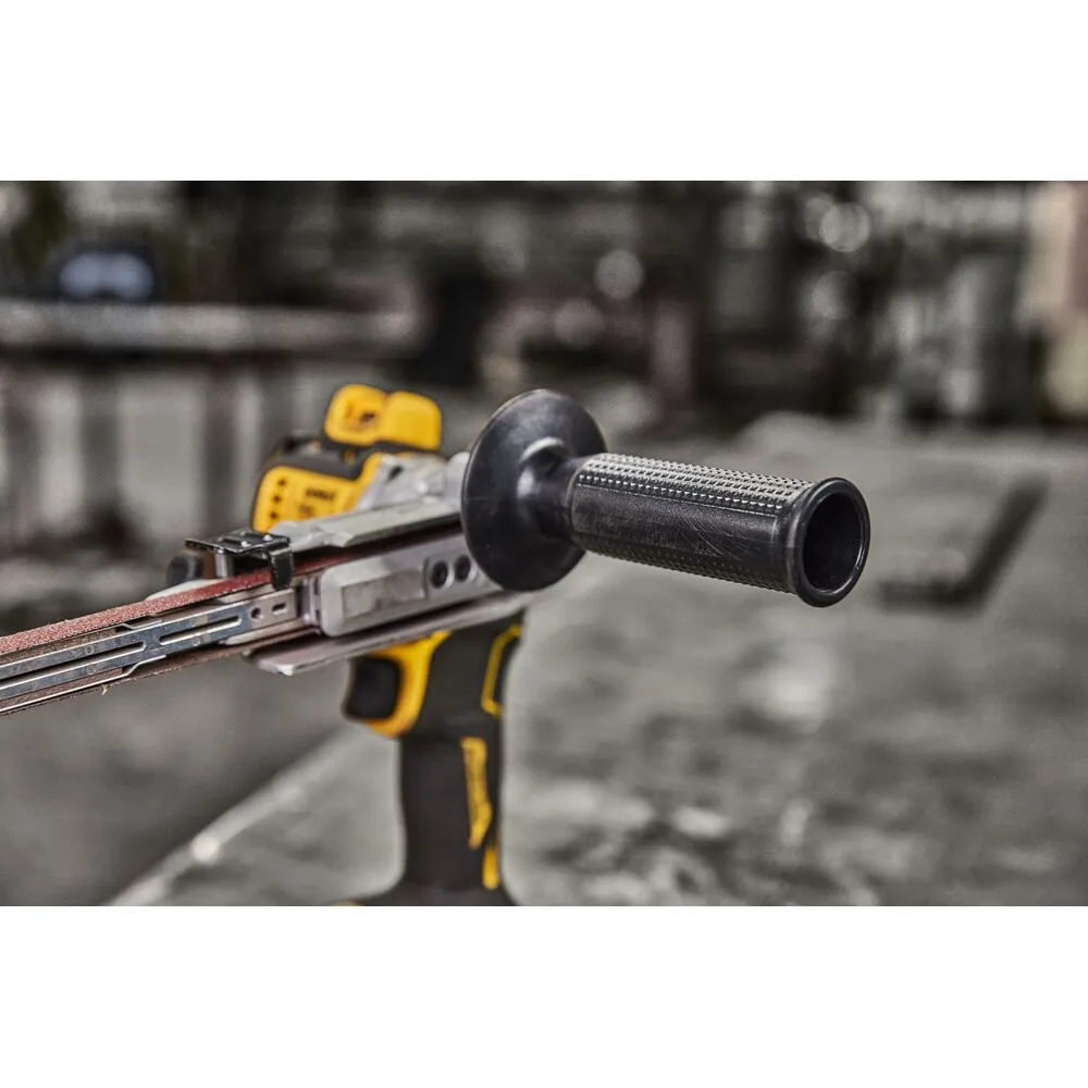 Pildil on DeWalt akulintlihvija DCM200N, millel on must käepide ja terav liivapaber, mis on valmis lihvimiseks.