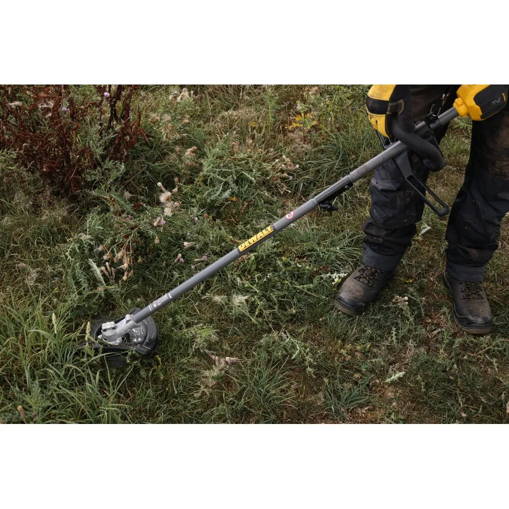 Pildil on näha DeWalt 54V võsalõikuri otsik DCMASBC1N, mida inimene kasutab rohu niitmiseks.