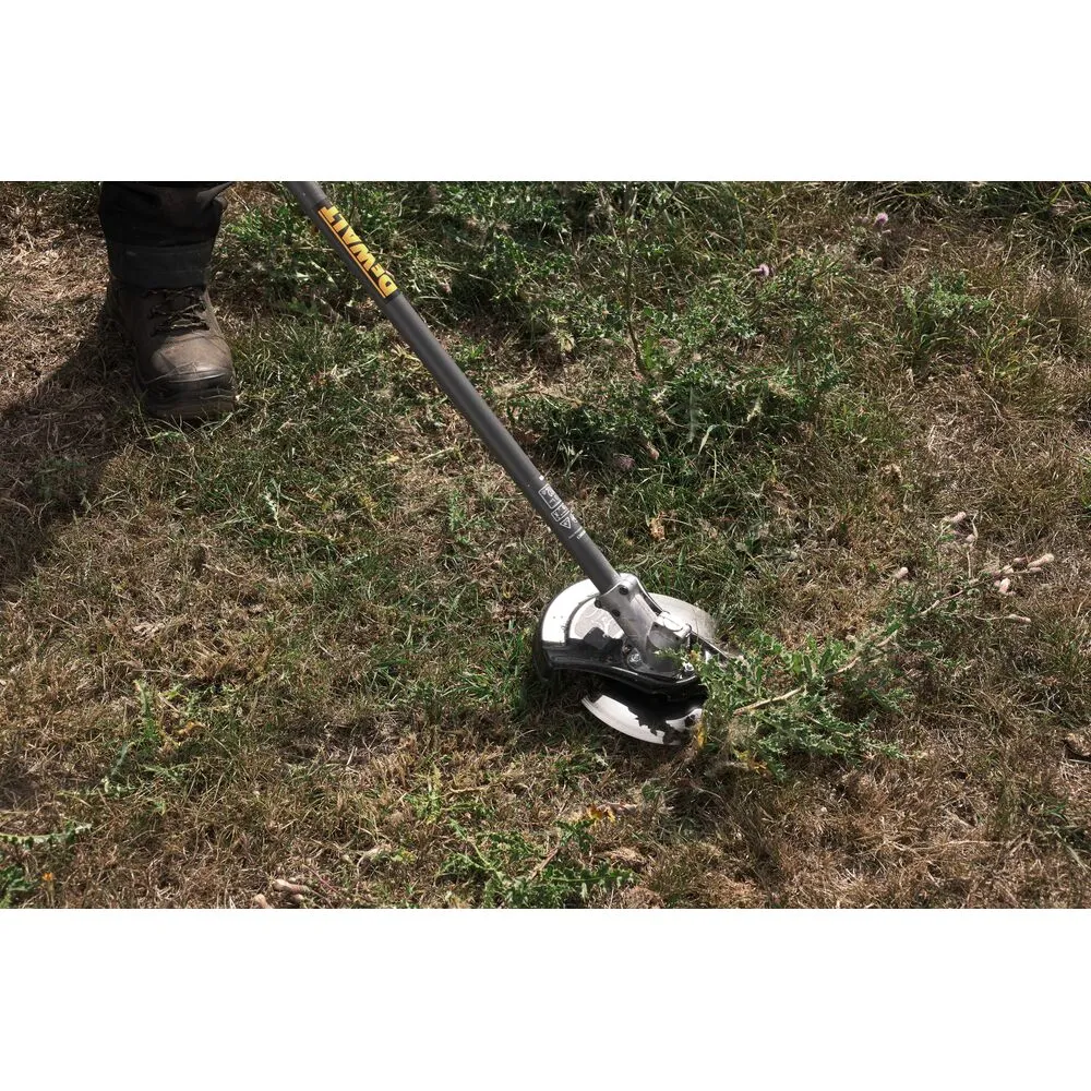 Pildil on näha DeWalt 54V võsalõikuri otsik DCMASBC1N, mida kasutatakse rohumaa hooldamiseks.