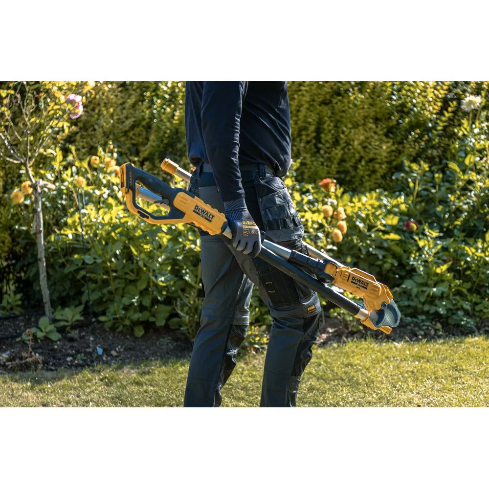 Pildil on näha mees, kes hoiab käes DeWalt akuga teleskoop-oksalõikurit.