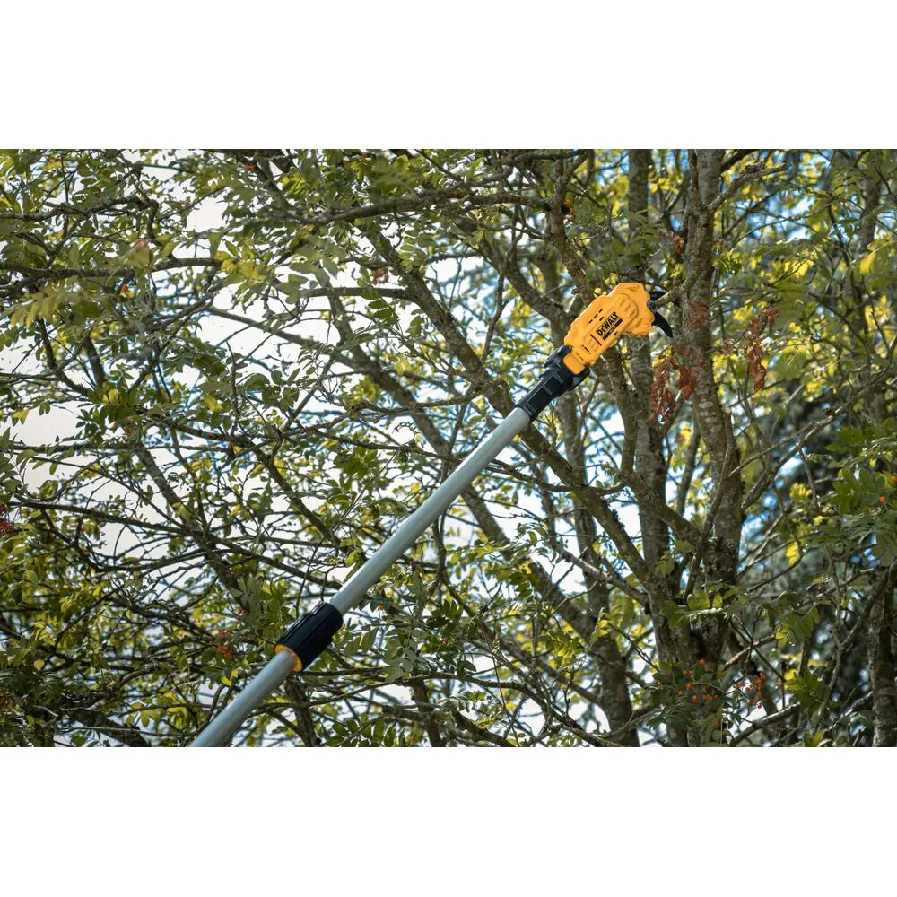 Pildil on näha DeWalt akuga teleskoop-oksalõikur, mida kasutatakse puude okste kärpimiseks.