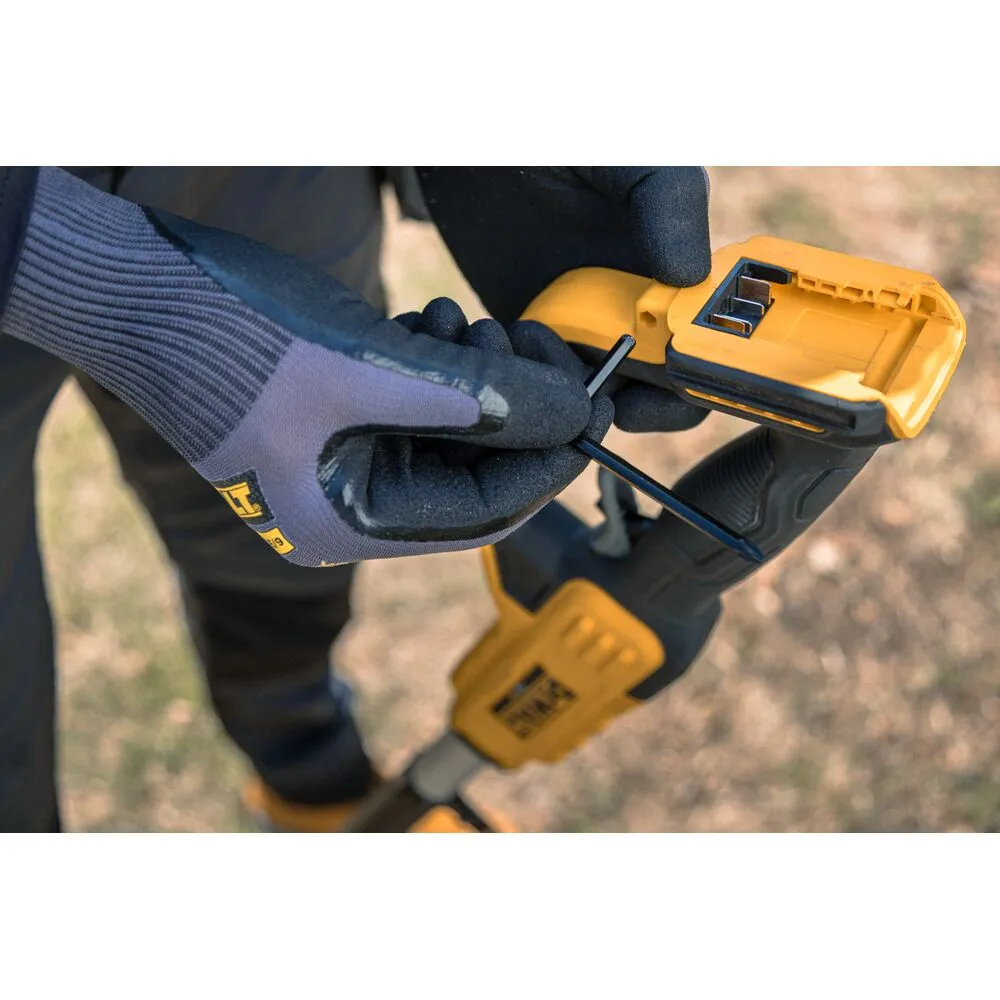 Pildil näed kätt, mis hoiab DeWalt akuga teleskoop-oksalõikurit ja valmistub seda kasutama.