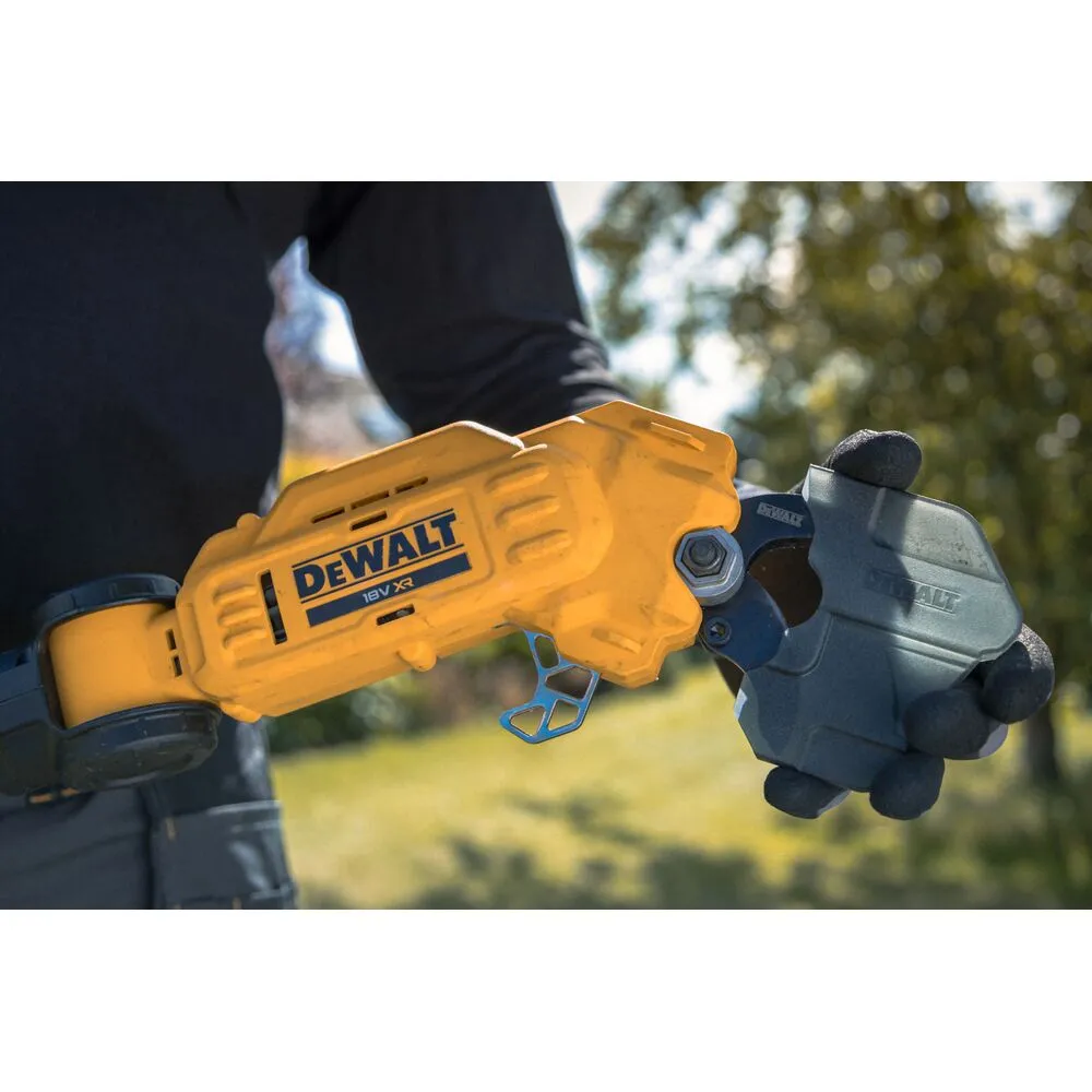 Pildil on näha DeWalt akuga teleskoop-oksalõikur, mida inimene oma käes hoiab.
