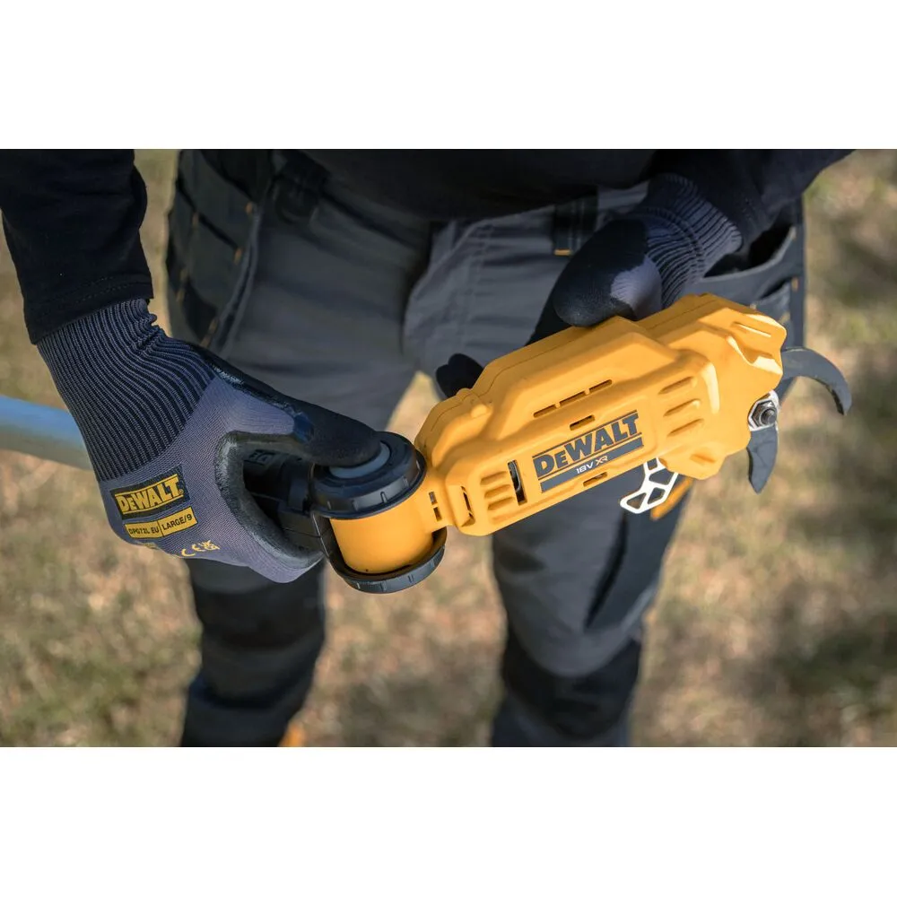 Pildil on näha töömees, kes hoiab käes DeWalt akuga teleskoop-oksalõikurit.