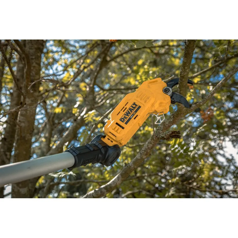 Pildil on näha Dewalt akuga teleskoop-oksalõikur DCMPP569P1, mis on suunatud puuoksale.