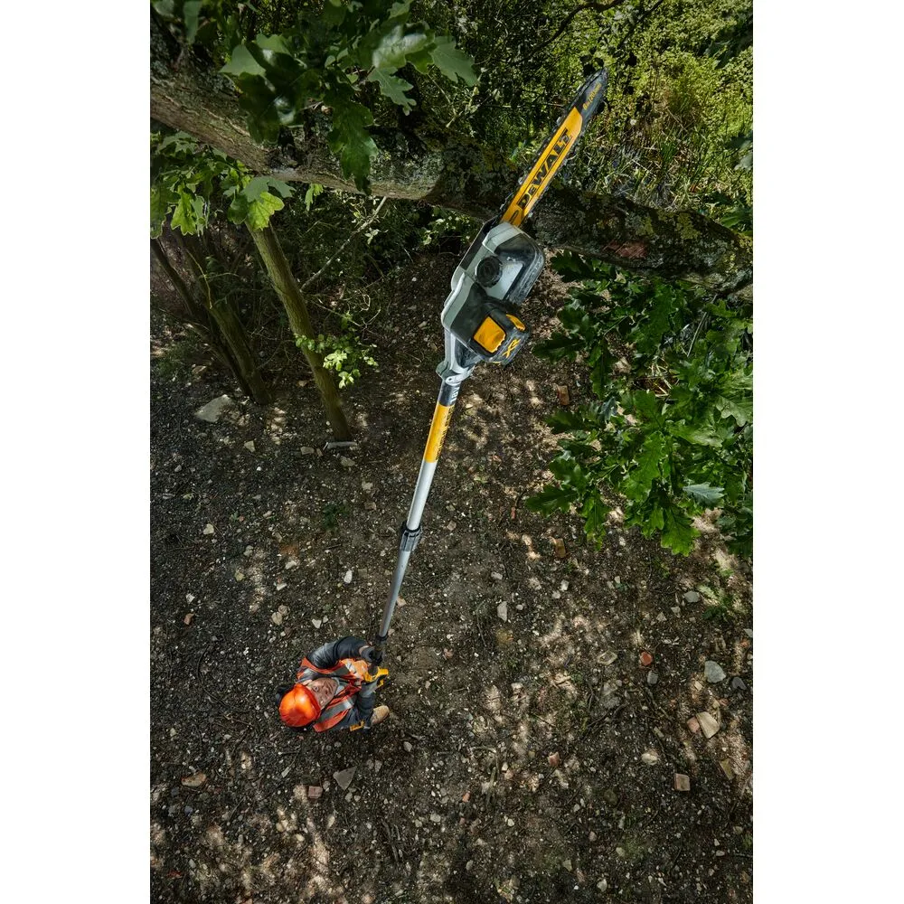 Pildil on DeWalt akutoitel teleskoop-oksasaag, mida kasutatakse puude oksade lõikamiseks.