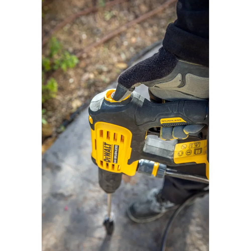 Pildil on näha, kuidas inimene kasutab DeWalt akusurvepesurit, et puhastada pinnast.