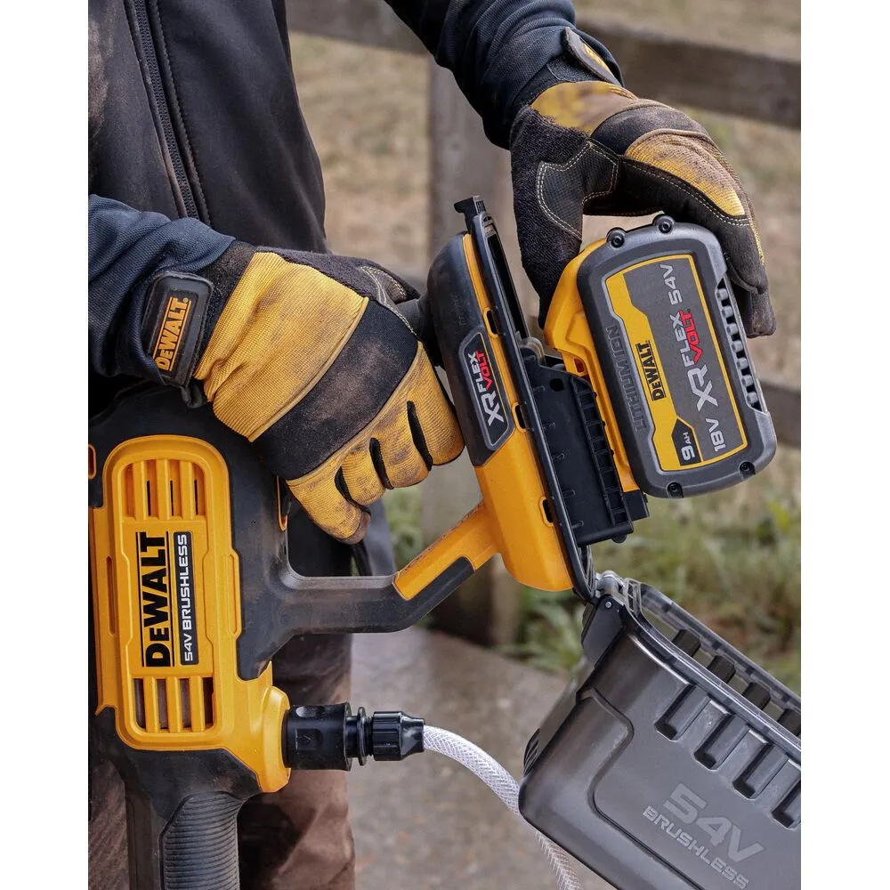 Pildil on näha DeWalt akusurvepesur koos akuga, mida kasutab inimene tööriistaga töötamise ajal.