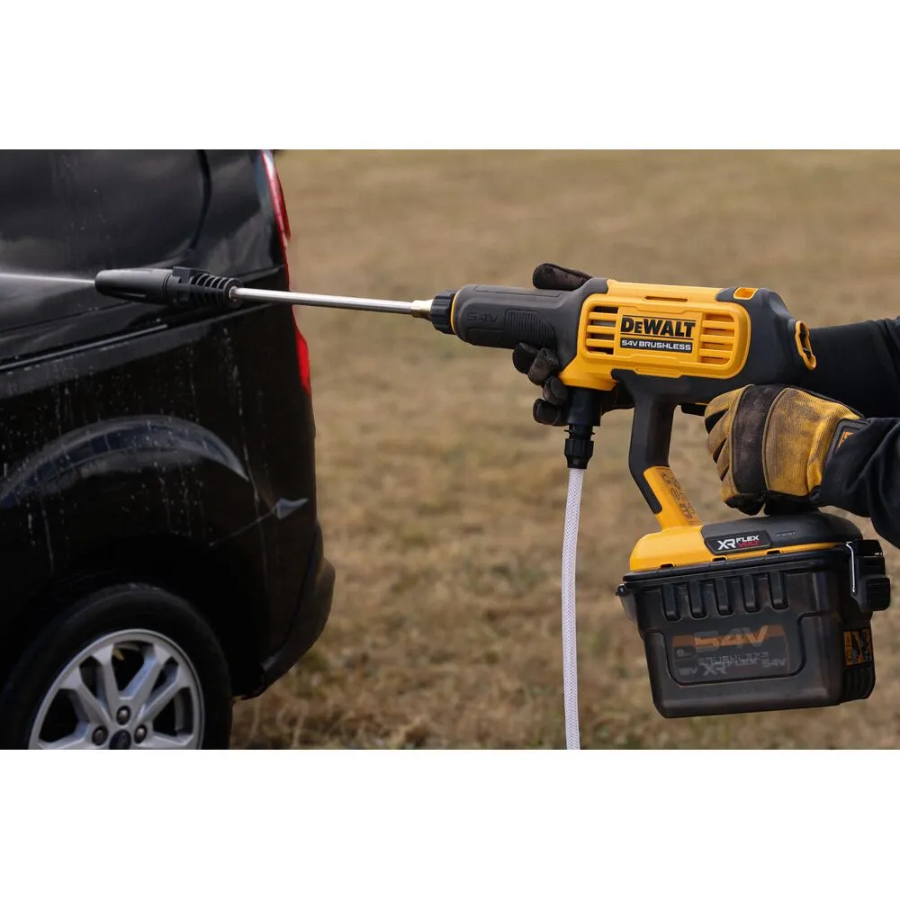 Pildil on näha DeWalt akusurvepesur, millega pestakse autot.