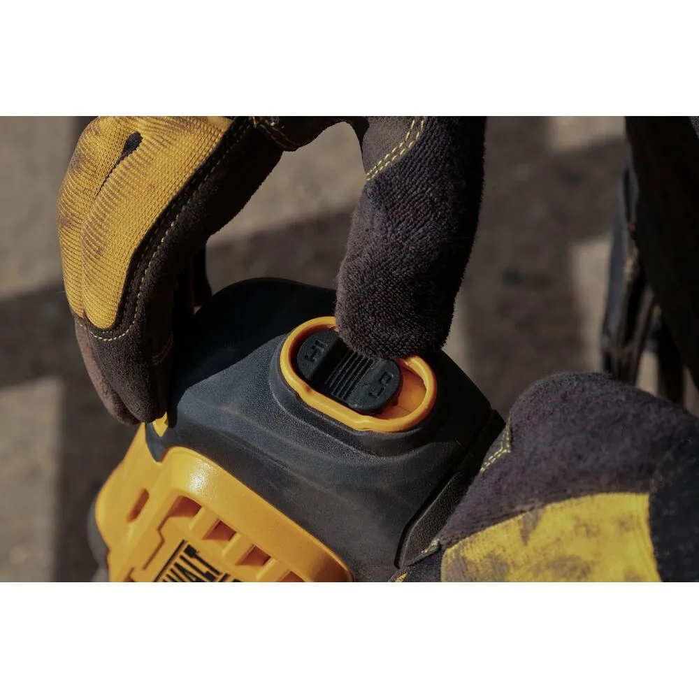 Pildil on DeWalt akusurvepesuri juhtnupp, mida katavad töökindad.