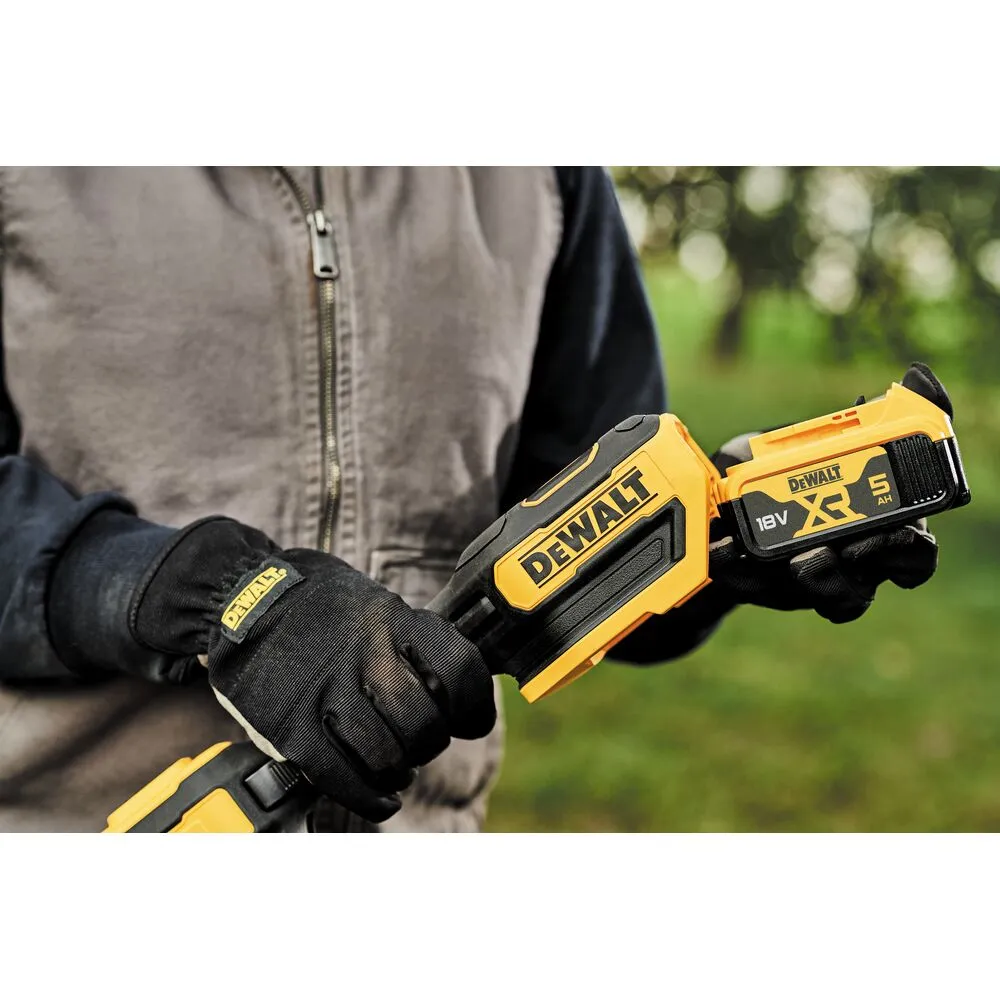 Pildil on näha mees, kes hoiab tööriistakotti, mille sees on DeWalt DCMST561P1 akutrimmer.