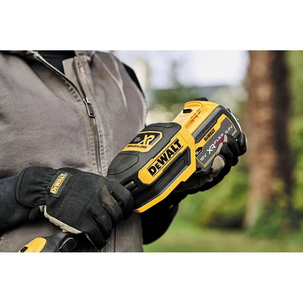 Pildil on inimene, kes hoiab DeWalTi akutrimmerit DCMST561P1, millel on "18v XR BRUSHLESS" märgis.