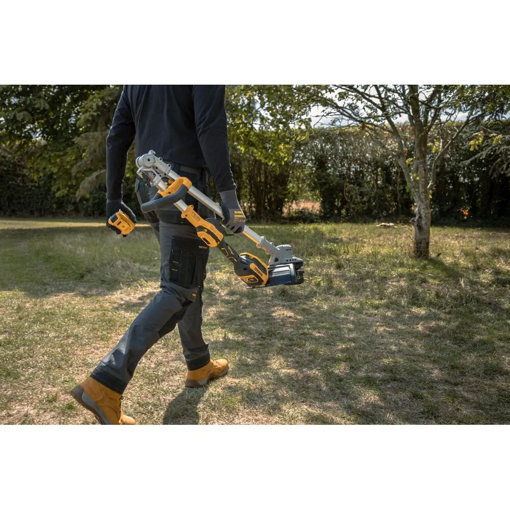 Pildil on näha DeWaldi akutrimmer DCMST561P1 koos aku ja käsikäppaga.