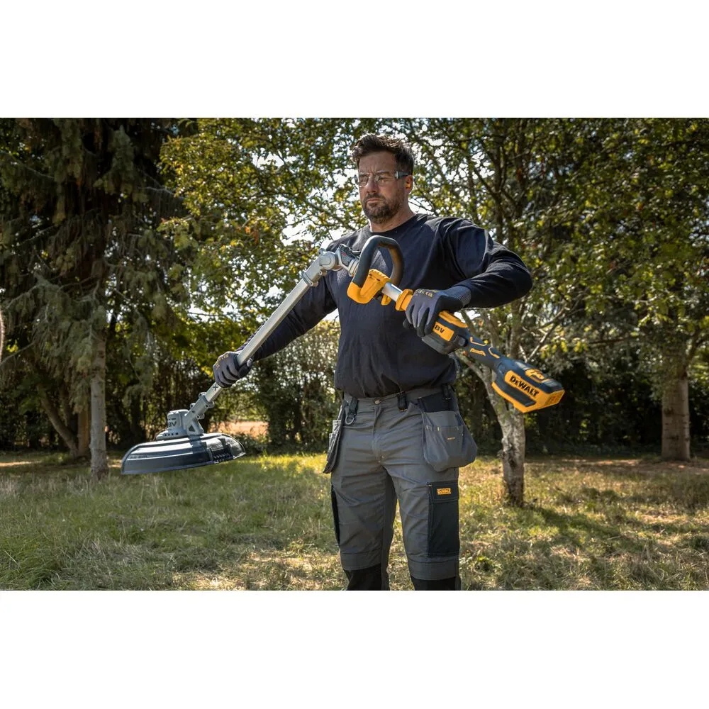 Pildil on mees kasutamas DeWalt akutrimmerit, et niita rohtu ja heina rohukamaral.