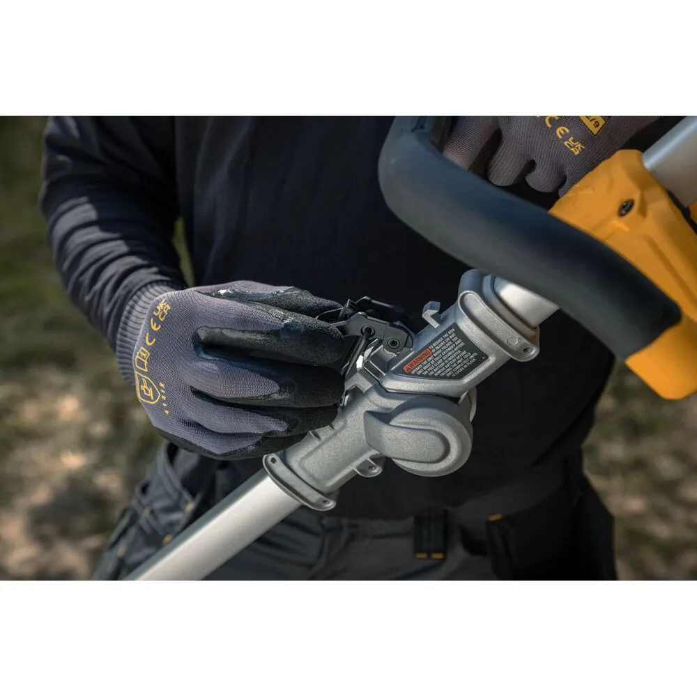 Pildil on näha DeWalt akutrimmer DCMST561P1 koos aku ja laadijaga.