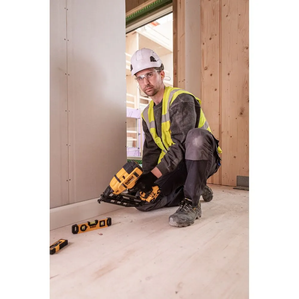 Pildil on Dewalt akunaelapüstol DCN660N, mida kasutab ehitustööline.