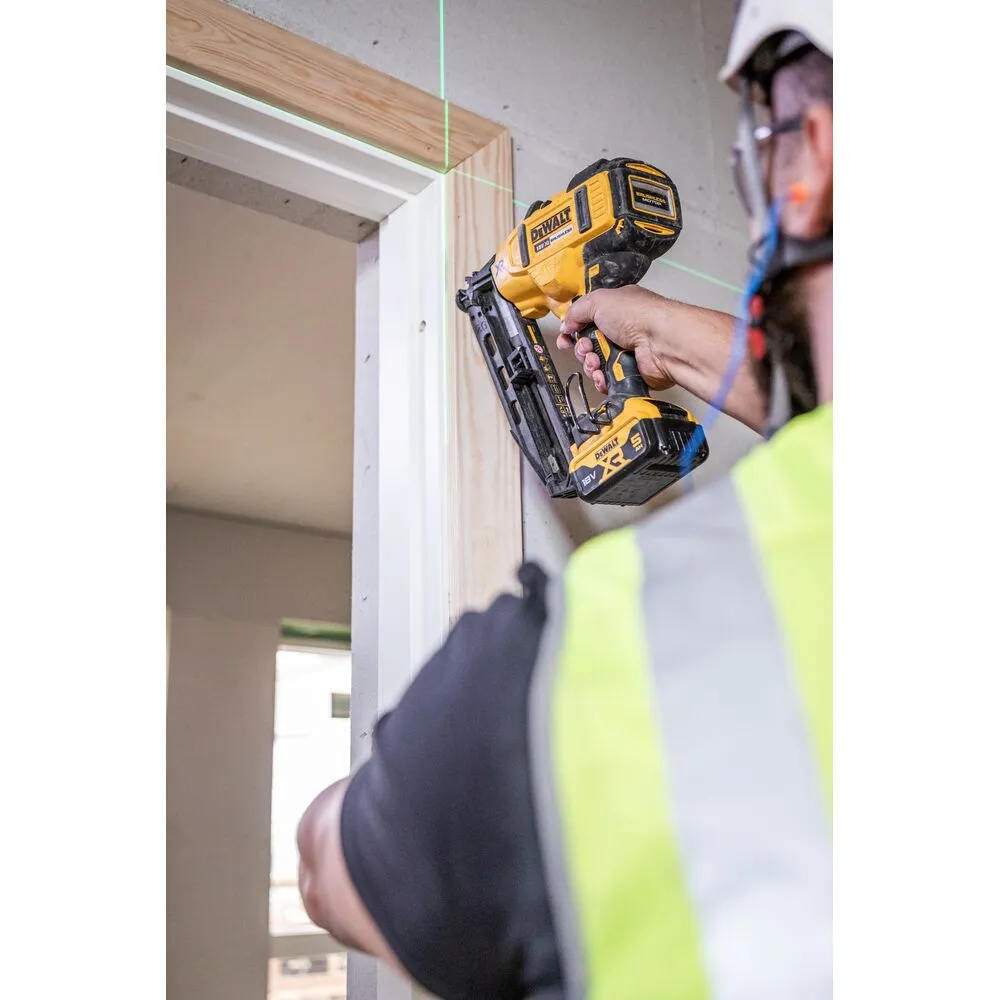 Pildil on näha DeWalt akunaelapüstolit DCN660N, millega töötaja paigaldab uksepiita.
