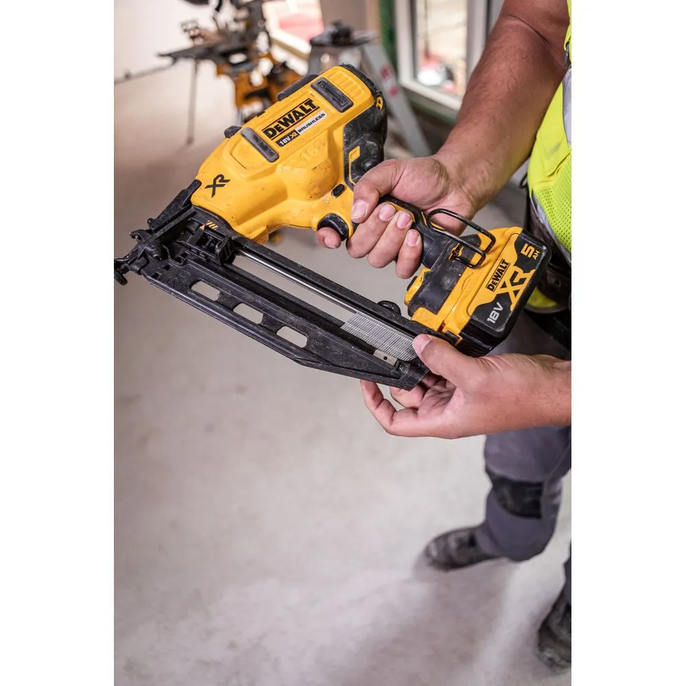 Pildil on näha mees, kes hoiab DeWalt akunaelapüstolit DCN660N, ilma aku ja laadijata.