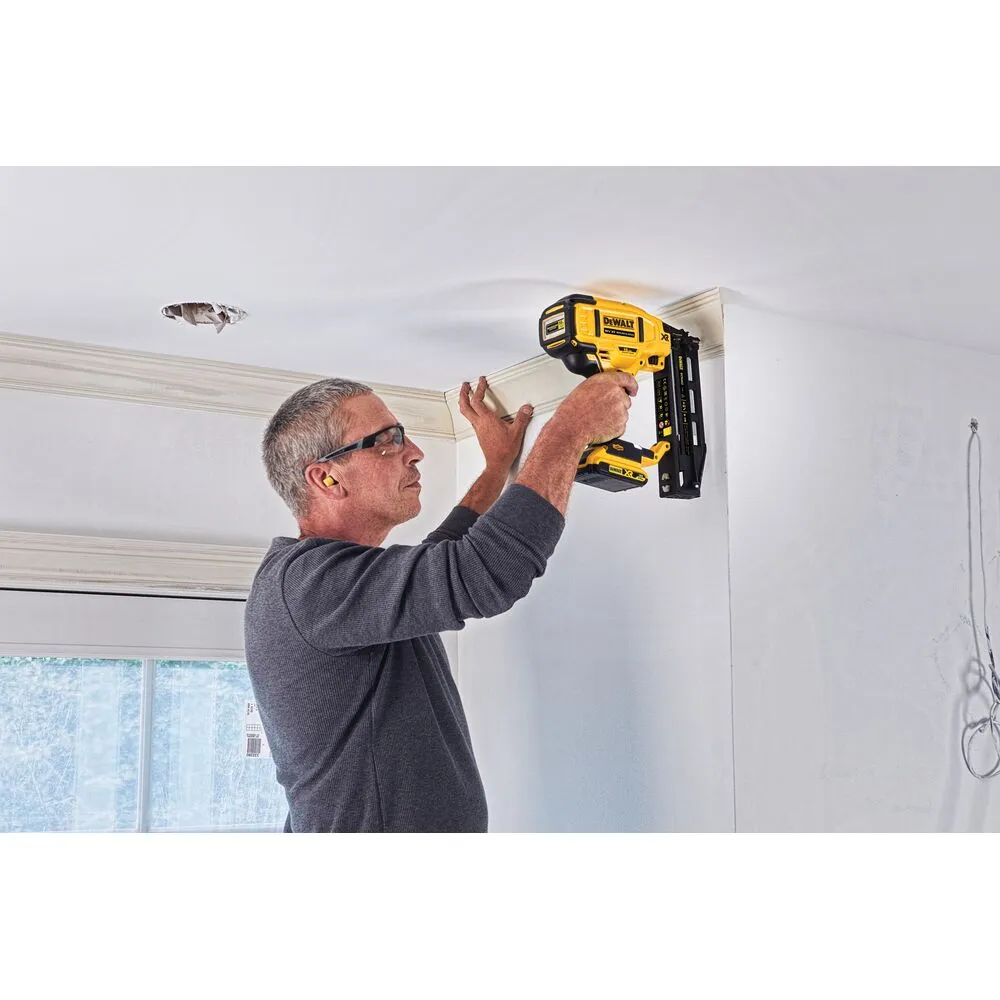 Pildil näeb mees paigaldamas lagi kraasid Dewalt 16GA akutoitega naelapüstoli abil.